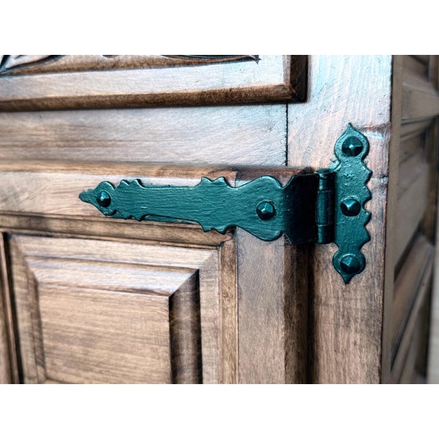 20th Century Catalán Spanish Dresser Carved in Walnut, 1920s For Sale - Image 9 of 18