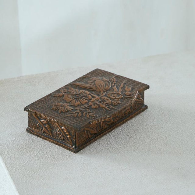 Decorative Art Deco Box in Hand Hammered Copper 1930s. A wonderful hand made decorative box in hand hammered copper....