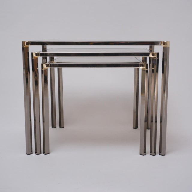 1980s English Vintage Nest of Tables in Polished Graphite Chrome & Gold Plated Metal Frame With Smoked Glass by Kesterport for Harrods - Set of 3 For Sale - Image 6 of 13
