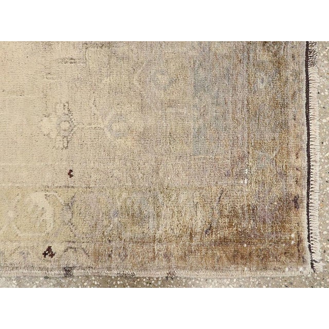 Ivory Mid-20th Century Handmade Turkish Oushak Throw Rug in Muted Neutral Tones For Sale - Image 8 of 9