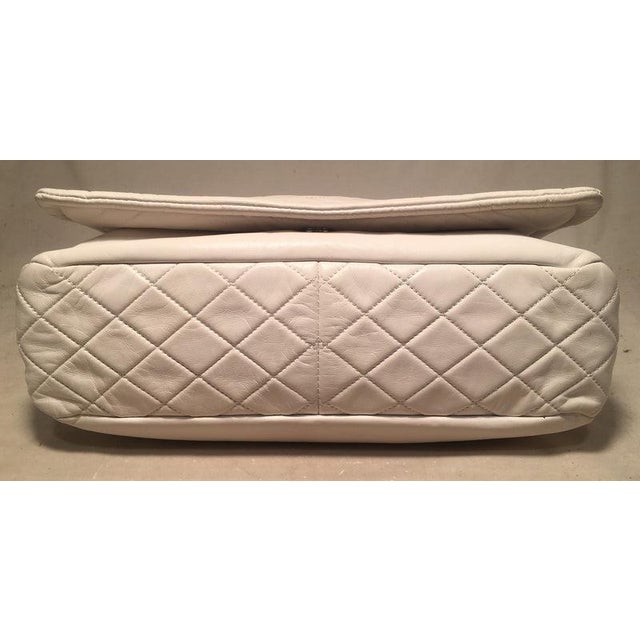 Chanel White Leather Quilted CC logo XL Maxi Classic Top Flap Shoulder Bag For Sale In Philadelphia - Image 6 of 11