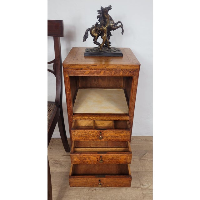 This is a gorgeous vintage oak bedside cabinet that adds a wonderful country, rustic style to the home bedroom setting....
