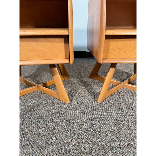 Mid 20th Century Pair of Heywood Wakefield Sculptura M-778 Nightstands in Original Champagne Finish For Sale - Image 12 of 12