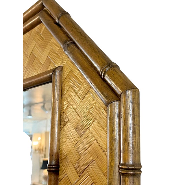 Charming vintage bamboo and rattan octagonal shape mirror. Definitely has mid century Palm Beach style. Can be hung...