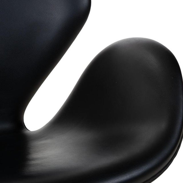 Swan Swivel Chair in Black Leather by Arne Jacobsen for Fritz Hansen For Sale - Image 6 of 14