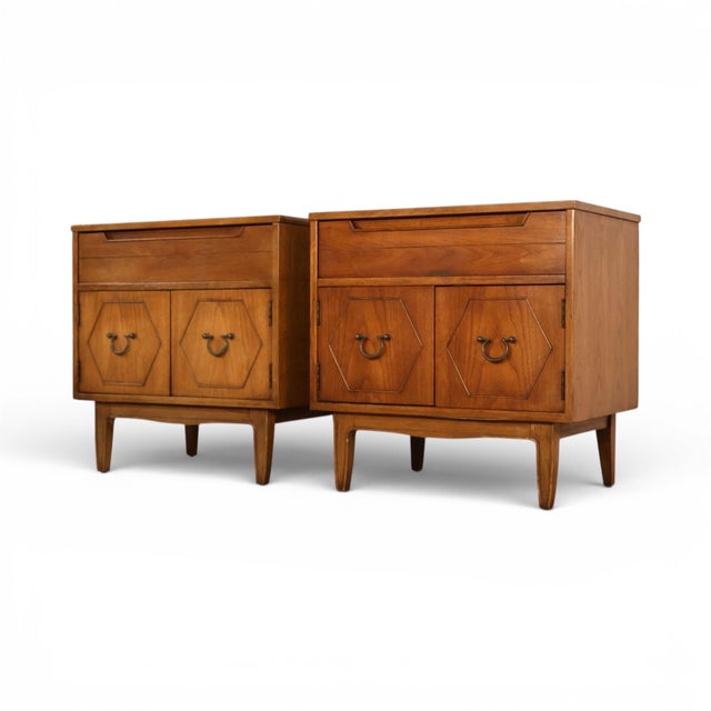 This vintage mid century modern pair of Thomasville Omega nightstands from the 1960s reflects the brand’s signature...