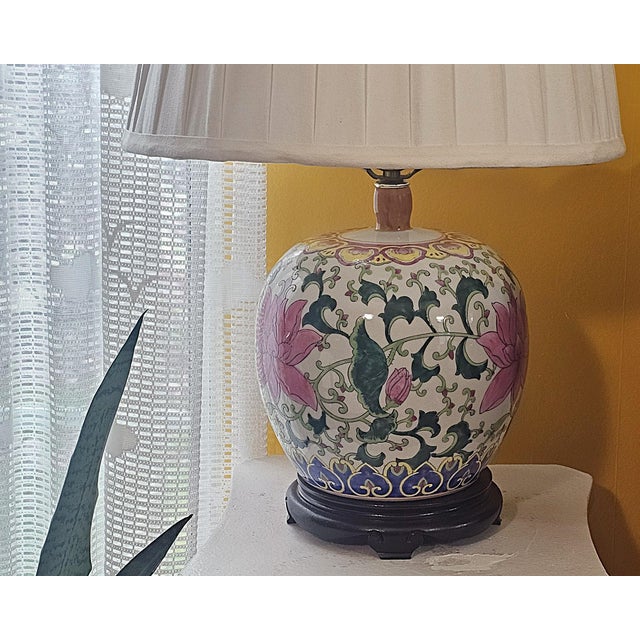 Chinoiserie Vintage Chinese Famille Rose Porcelain Ginger Jar Table Lamp – Floral Chinoiserie, 24” For Sale - Image 3 of 18