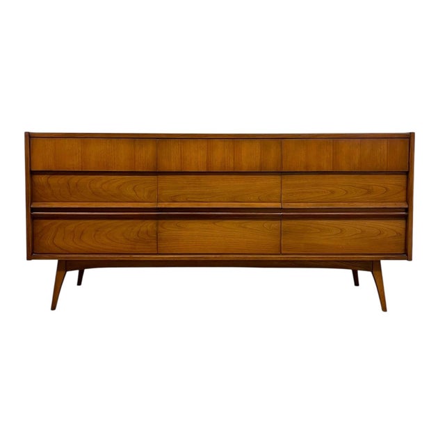 Vintage Mid-Century Modern Matching Dresser Set - 9-Drawer Low Dresser & Highboy With Sculpted Integrated Pulls and Dovetail Drawers, 2 Pieces For Sale In Seattle - Image 6 of 11