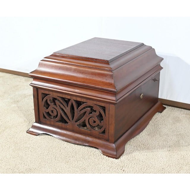 Wood Model VII Phonograph in Mahogany from Silvertone, 1920s For Sale - Image 7 of 18