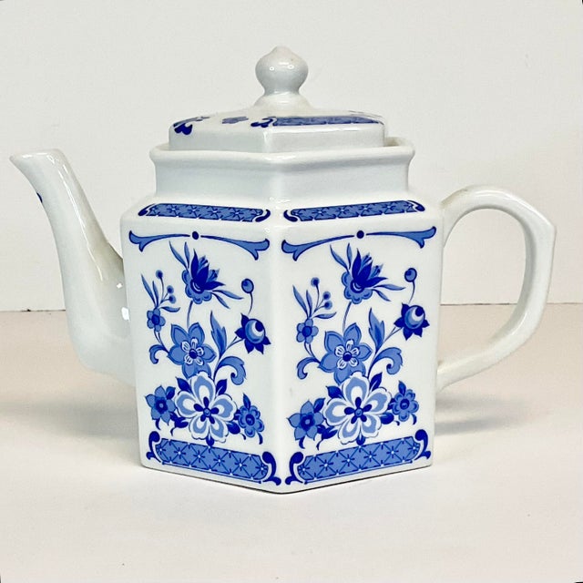 Offering a very pretty blue and white porcelain tea pot. The style is English Garden with a Hollywood Regency flair. It...