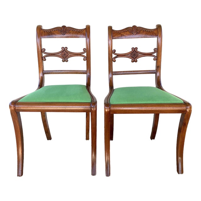 A Pair of English Regency Walnut Klismos Side Chairs, C. 1840 For Sale