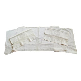 Nantucket Estate — 1930s Linen Pillowcase Set With Monogram & Filet Crochet — 2 Cases + 80" Day Cover For Sale