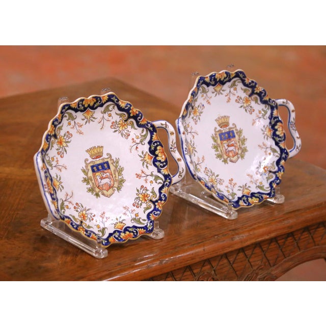 French Pair of Early 20th Century French Rouen Faience Armorial Wall Platters For Sale - Image 3 of 10