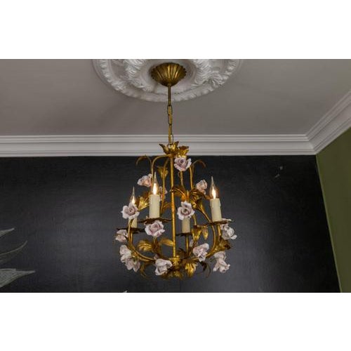 Hollywood Regency Style Gilt Metal and Pink Porcelain Roses Chandelier, Italy, 1970s For Sale - Image 4 of 18