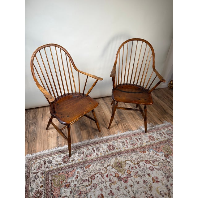 1960s Pair of Signed l.e. Partridge Connecticut Bench-Made Continuous-Arm Windsor Chairs, C. 1960s For Sale - Image 5 of 10