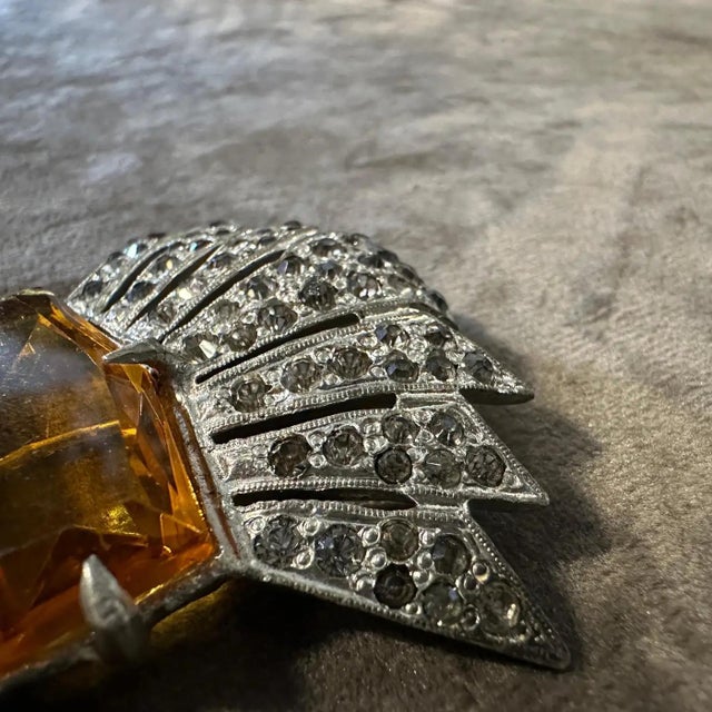 An Amazing 1930s Art Deco Costume Jewelry Brooch For Sale - Image 6 of 11