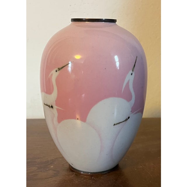 Antique 19th Century Japanese Meiji Wireless Cloisonne Bird Vase Decorated With Egrets or Cranes in Pink and White Enamels For Sale - Image 4 of 16