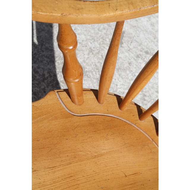 Wood Late 20th Century Amish Continuous Arm Windsor Chair in Maple. For Sale - Image 7 of 10