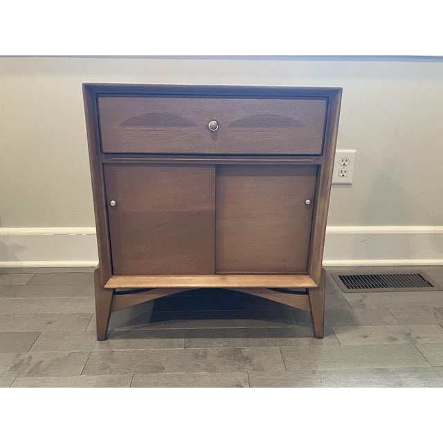 1950s Vintage Heywood‑Wakefield Mahogany Side Table Cabinet – Mid‑Century Storage With Drawer & Sliding Doors For Sale - Image 5 of 11