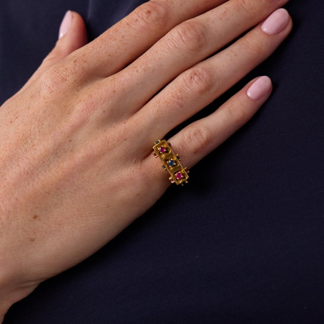 1970s Vintage Ruby Sapphire 18k Yellow Gold Architectural Hammered Ring, Size 6.5 For Sale - Image 5 of 6
