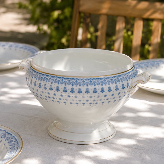 Magnificent and large antique salad bowl (vegetable bowl/tureen) circa 1909, in Oscar Schaller porcelain. Generously...