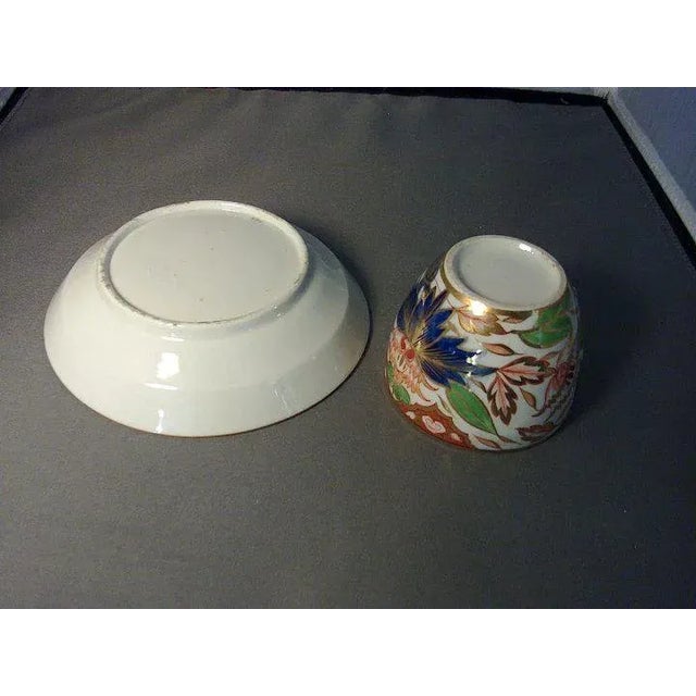 Worcester Porcelain 1810 Worcester Imari Porcelain 276 Thumb & Finger Pattern Bute Shaped Cup & Saucer - A Pair For Sale - Image 4 of 7