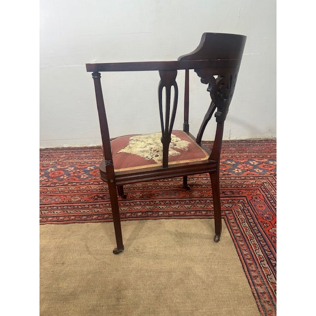 American 1920s Antique Corner Chair With Charming Cat Needlepoint Seat For Sale - Image 3 of 6