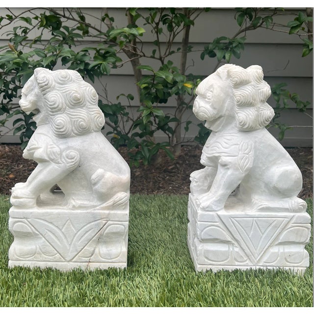 Pair of Chinese Hand Carved White Marble Stone Fengshui Foo Dogs Lions Statue For Sale - Image 4 of 9