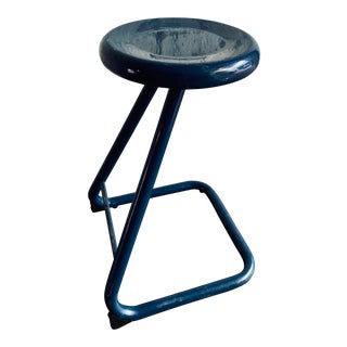 Vintage Modernist Enameled Steel Tubular Paperclip Stool Made in the Manner of Kinetics Nyc Art Class Provenance For Sale