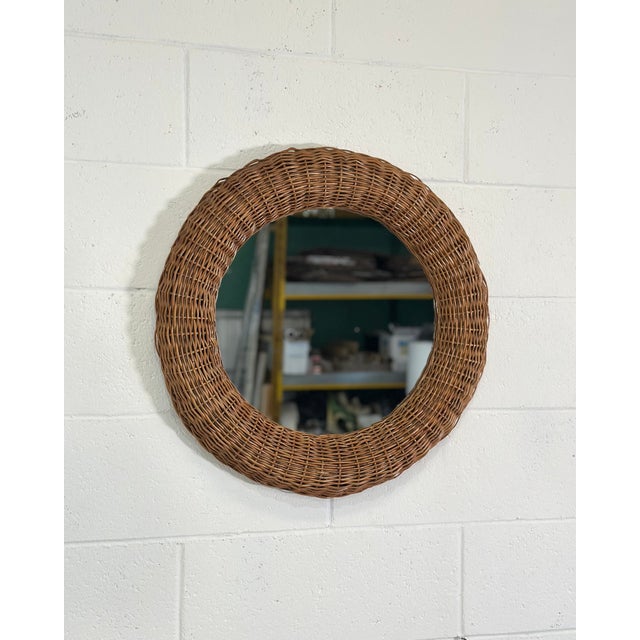 Round wicker and bamboo mirror from the 70s, the diameter of the mirror alone measures 39 cm.