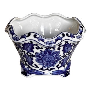 Blue & White Chinoiserie Scalloped Edge Cache Pot For Sale