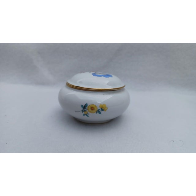 1950s Vintage Porcelain Trinket Box with Hand-Painted Morning Glory Deutsche Blumen from Meissen, 1950s For Sale - Image 5 of 9