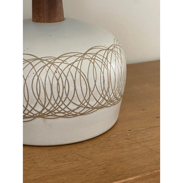 1960s 1960s Jane and Gordon Martz Minimalist Ceramic Table Lamp in Walnut and Ceramic For Sale - Image 5 of 10