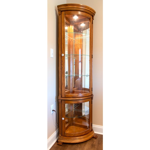 1980s Classic Oak Corner Curio Cabinet - Lighted Glass Display, 4 Glass + 2 Wood Shelves, Excellent Condition For Sale - Image 4 of 14