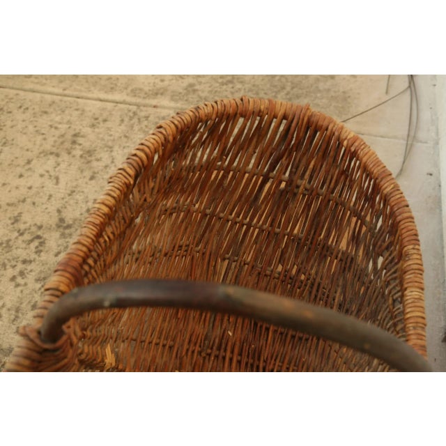 Early 20th Century French Antique Buttocks Harvest Gathering Wicker Basket With Grape Vine Handle Early 20's Century For Sale - Image 5 of 8