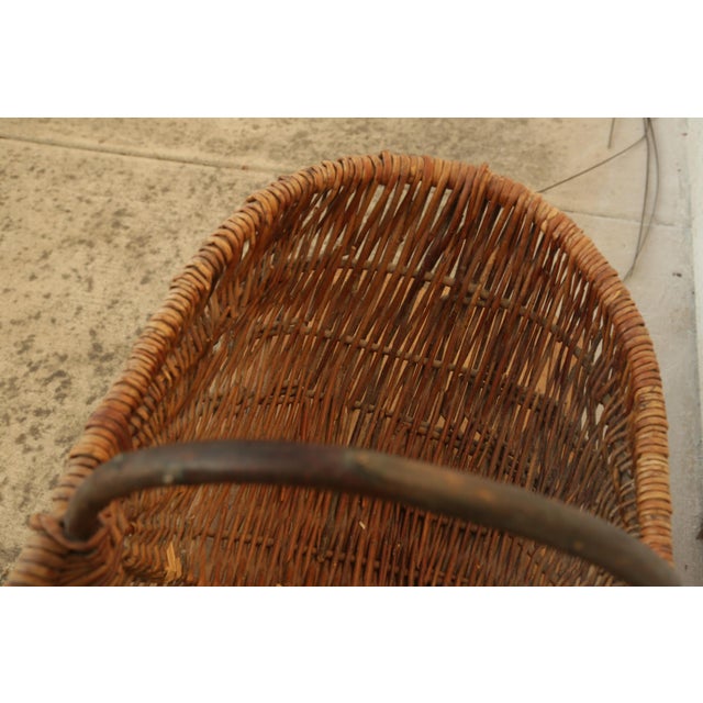 Early 20th Century French Antique Buttocks Harvest Wicker Basket With Grape Vine Handle For Sale - Image 5 of 8
