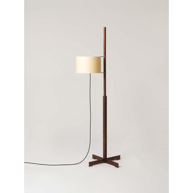 Beige and walnut tmm floor lamp by miguel milá dimensions: d 50 x w 60 x h 166 cm. Materials: cherry wood, parchment...