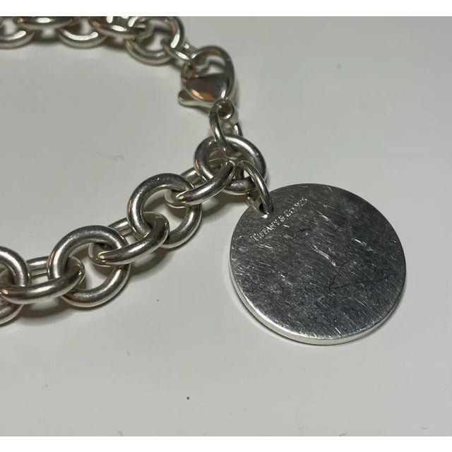 1990s Vintage 1990s Tiffany & Co. Sterling Silver Engravable Round Tag Bracelet – 36.21g For Sale - Image 5 of 8