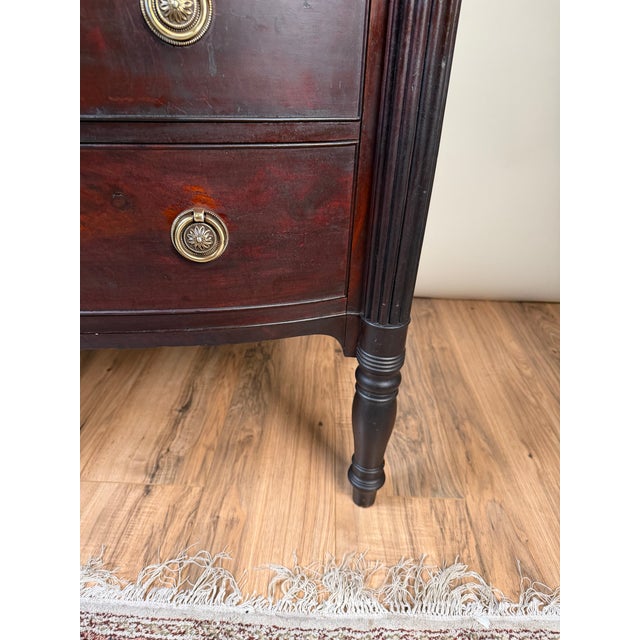 Early 19th Century New England Federal Mahogany Bow-Front Chest of Drawers, C. 1810–1825 For Sale In Boston - Image 6 of 9