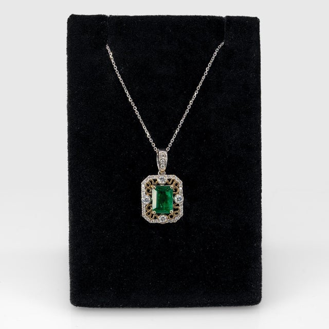 Modern 1.4ct Emerald Pendant With Natural Diamonds Accents: Solid 14k Gold, 7x5mm For Sale - Image 3 of 9