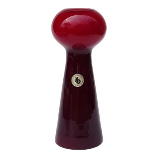 Fornasa De Murano l'Insegna Del Moreto Vintage White Inside Red Outside Italian Art Glass Cased Flower Vase With Label For Sale