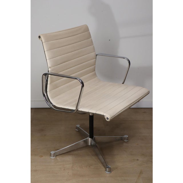 1960s EA 108 Leather Armchair by Charles and Ray Eames for Herman Miller, 1960 For Sale - Image 5 of 18