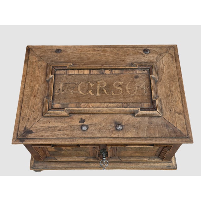 Chest of Drawers in Walnut and Briar with Key, 1703 For Sale - Image 4 of 18