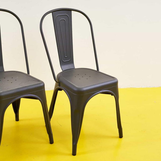 These metal chairs, with their understated and refined design, fit perfectly into any setting, whether contemporary or...