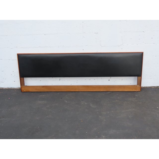 Mid-Century Modern Knoll Mid Century Modern King Size Upholstered Headboard 6598 For Sale - Image 3 of 17