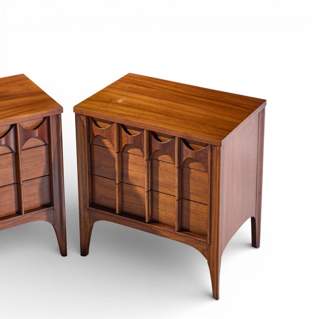 Kent Coffey Perspecta Mid Century Walnut and Rosewood 3-Drawer Nightstands - Pair For Sale - Image 11 of 12