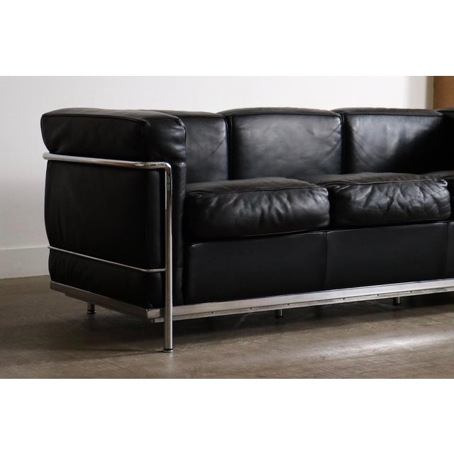 Stunning lc2 three seater sofa in original black leather for cassina, a true design classic originally designed in 1928 by...