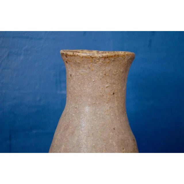 This pretty vase is made in chamotted soil, which gives it its Grennue texture. It’s a pretty ceramic, modeled in a...