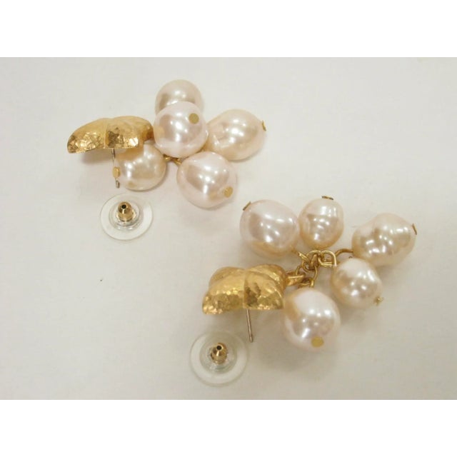 1980s Hammered Gold Platted Baroque Multi Pearl Drop Earrings - 2 Pieces For Sale - Image 4 of 5