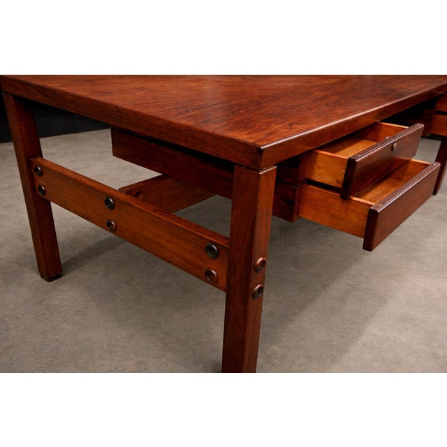 Brazilian Modern Desk with four drawers in Rosewood, Sergio Rodrigues, 1960s - Lot 201A For Sale - Image 14 of 16